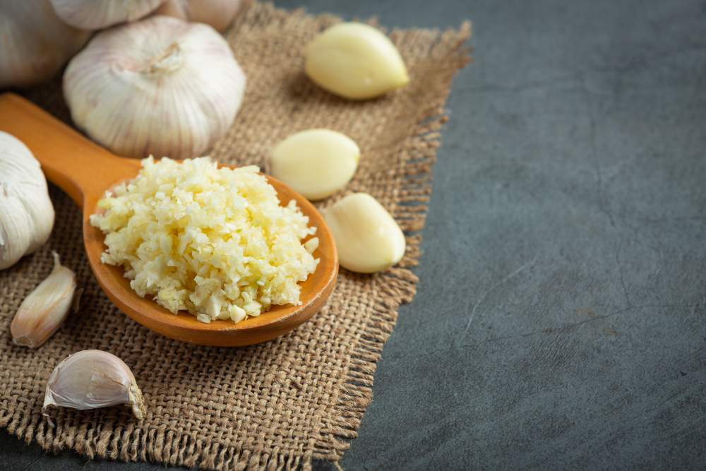 verse fijngesneden knoflook met knoflooktenen